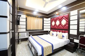 Deluxe Room | Desk, free WiFi, bed sheets - Hotel Margaret (Kolkata)