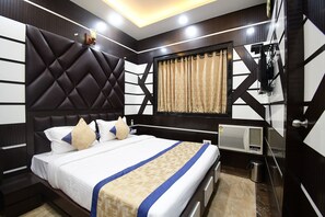 Deluxe Room | Desk, free WiFi, bed sheets - Hotel Margaret (Kolkata)