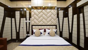 Luxury Studio, 1 King Bed | 11 bedrooms, desk, free WiFi, bed sheets