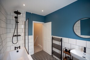 Shower, hair dryer, towels - HEREFORD – Clifton Villa: Stylish Home Near Centre, Sleeps 6 (Hereford)