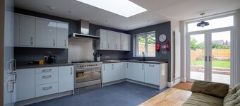 HEREFORD – Clifton Villa: Stylish Home Near Centre, Sleeps 6
