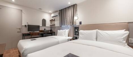 Family Triple Room | Meja, kalis bunyi, Wi-fi percuma