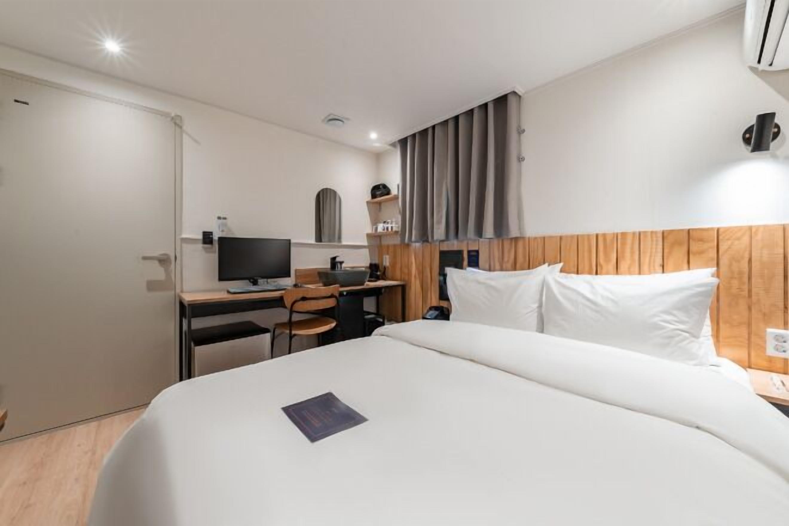 Desk, soundproofing, free WiFi