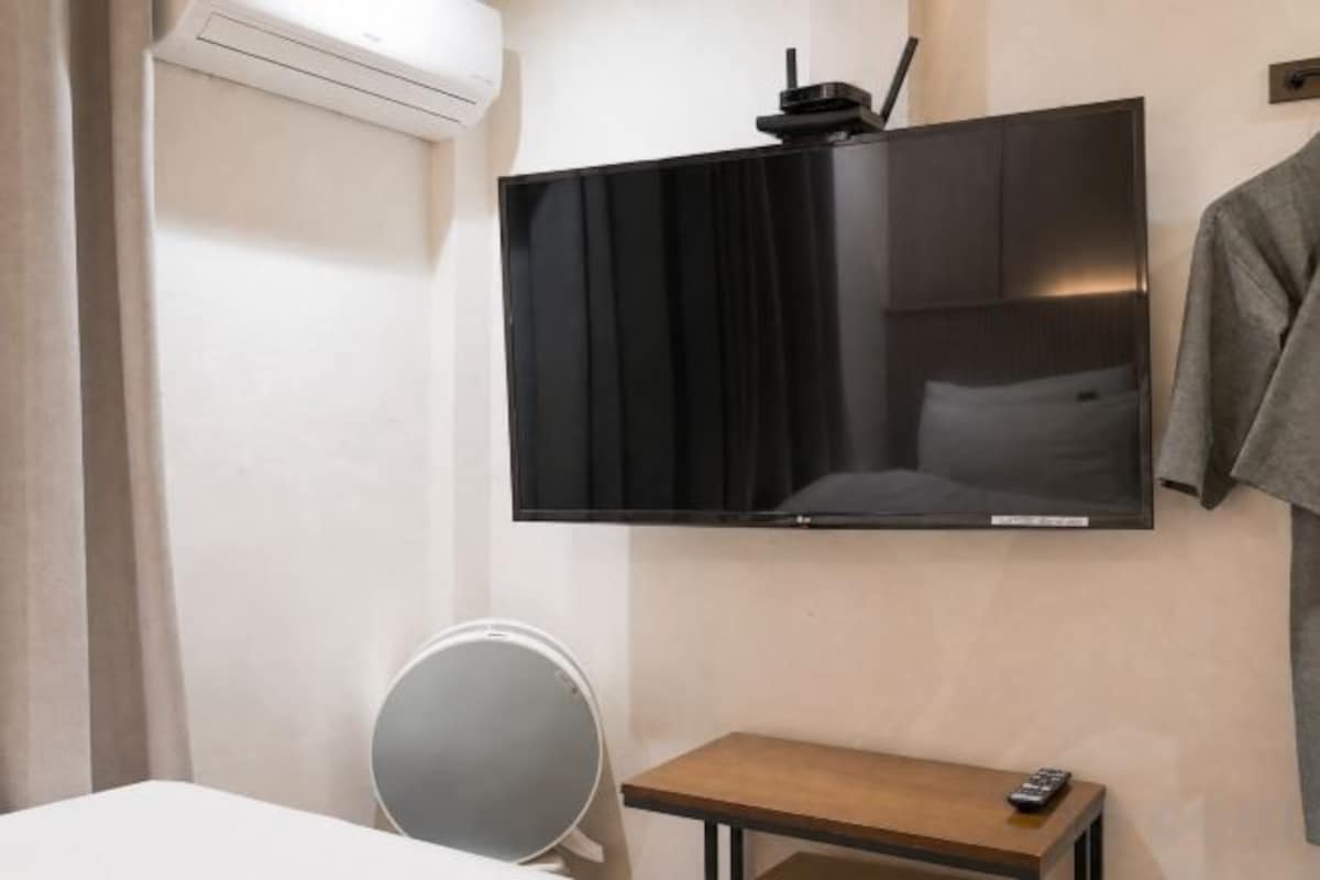 Desk, soundproofing, free WiFi
