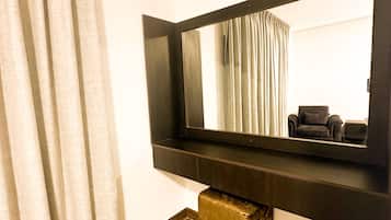 Apartment, 1 Bedroom, Accessible, Smoking | Living area