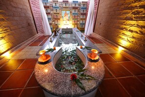 サウナ、ホットタブ、スチームサウナ、ボディ トリートメント、ディープティシュー マッサージ、デトックス ボディラップ