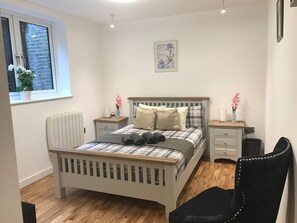 2 quartos, ferros/tábuas de passar roupa, Wi-Fi, roupa de cama