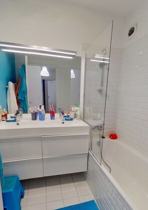 Ducha, secador de pelo, toallas y papel higiénico