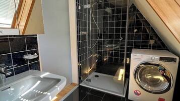 Haartrockner, Handtücher, Seife, Toilettenpapier