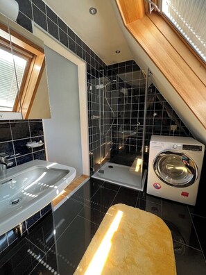 Hair dryer, towels, soap, toilet paper - Panoramic apartment with 65 sqm with fortress view from the Koblenz hilltop location (Koblenz)