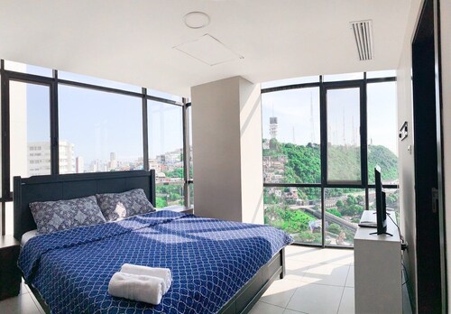 Piso 17 Penthouse con Vista Incre íble! Puerto Santa Ana