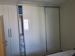 1 habitación, escritorio, tabla de planchar con plancha y wifi gratis 