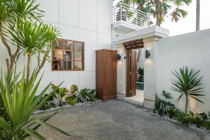 Property entrance - Casa Azuca New Villa By Azure (Canggu)