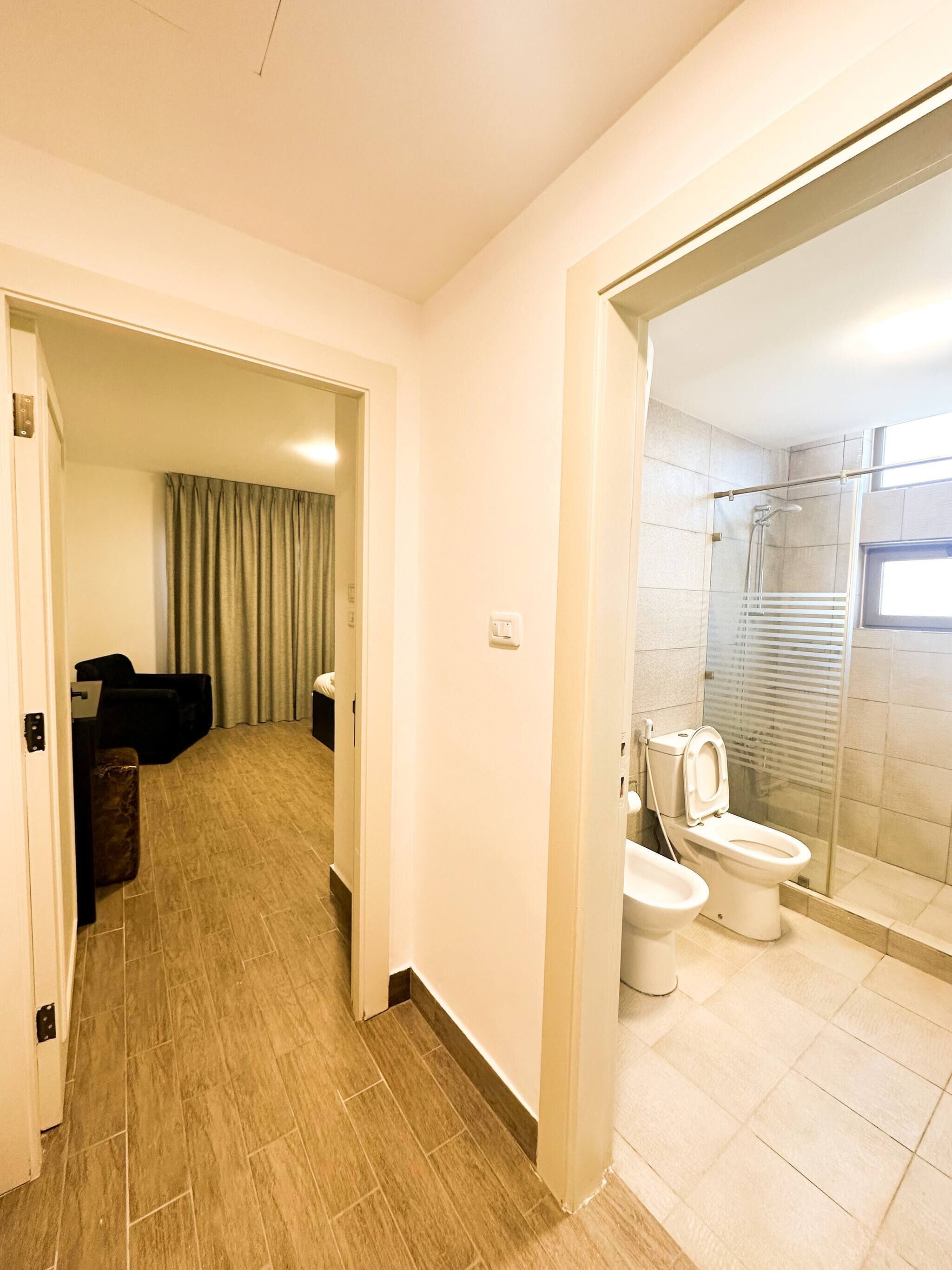 อพาร์ทเมนท์, 1 ห้องนอน, พร้อมสิ่งอำนวยความสะดวกสำหรับผู้พิการ, สูบบุหรี่ได้ | ห้องน้ำ