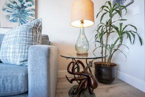 Apartamento de lujo, 1 cama de matrimonio | Zona de estar | Smart TV de 50 pulgadas con canales digitales, una televisión