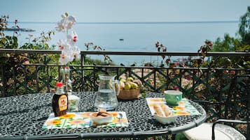 Ferienhaus, 2 Schlafzimmer, Raucher, Balkon | Speisen im Freien