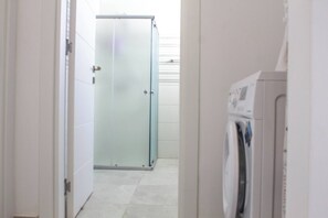 Apartment, 2 Bedrooms, Balcony | Bathroom