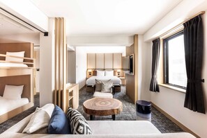 Habitación cuádruple familiar | Baño | Ducha, artículos de higiene personal gratuitos y secador de pelo