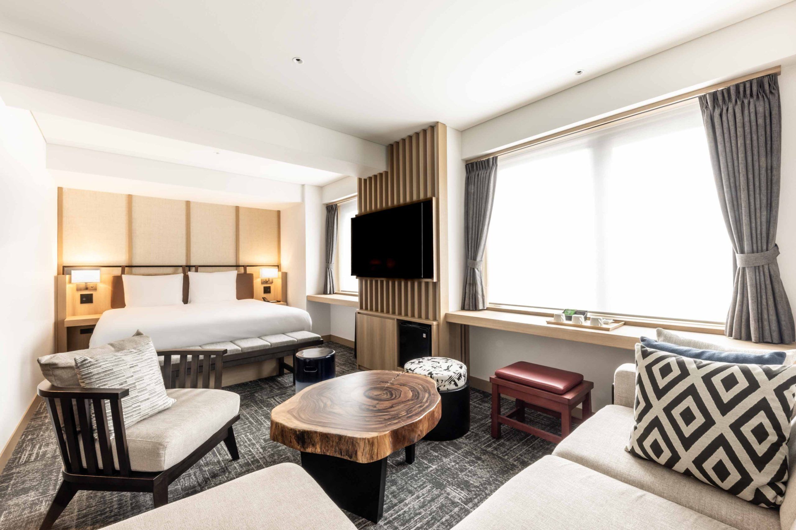 Kolmen hengen perhehuone | Tallelokero huoneessa, työpöytä