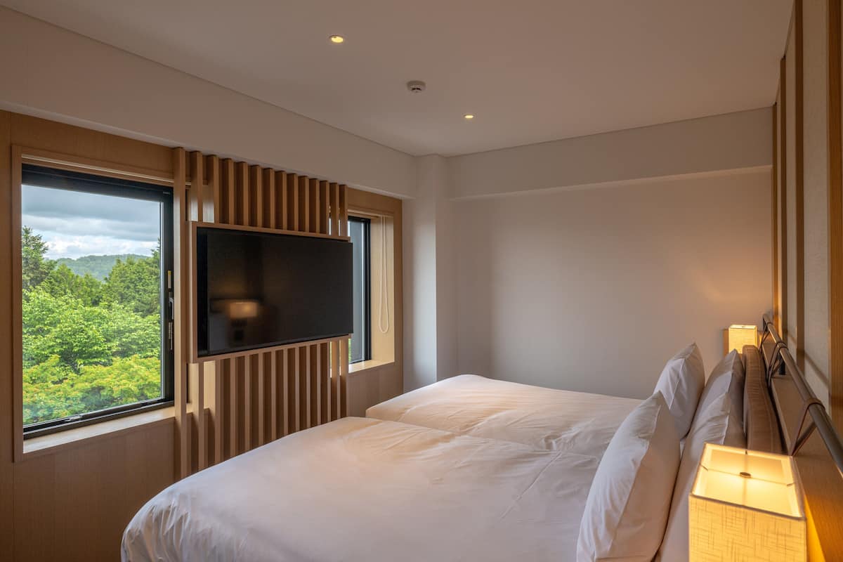 Deluxe Twin kamer | 1 slaapkamer, een kluis op de kamer, een bureau, een laptopwerkplek