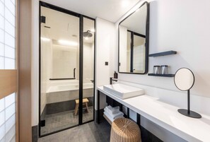 Junior suite | Badkamer | Een douche, gratis toiletartikelen, een haardroger, pantoffels