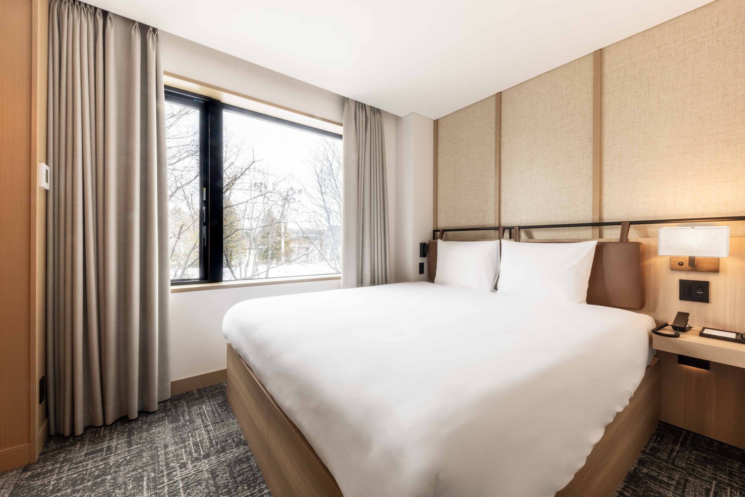 Junior-sviitti | Tallelokero huoneessa, työpöytä