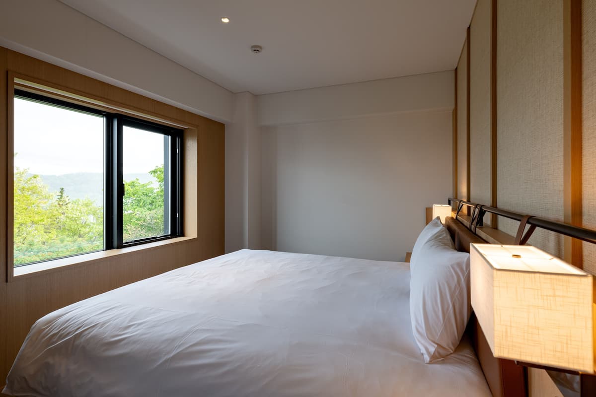 Deluxe kamer, 1 kingsize bed met slaapbank, niet-roken (Sofa bed included for 3 guests) | 1 slaapkamer, een kluis op de kamer, een bureau, een laptopwerkplek
