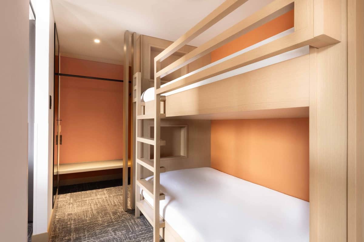 Familjerum för fyra | Värdeförvaringsskåp på rummet, skrivbord och arbetsyta för laptop