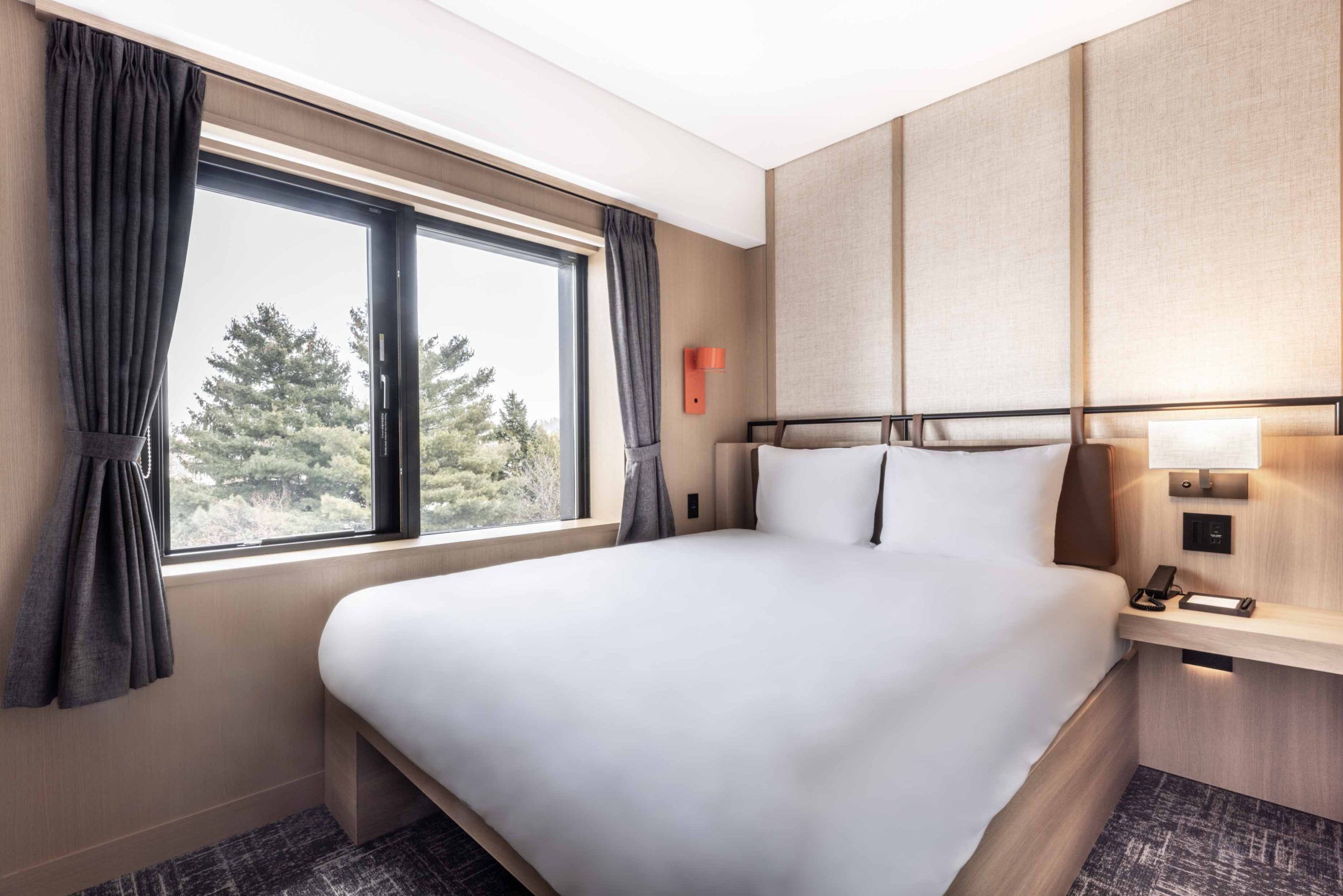 Huone, 1 keskisuuri parisänky | Tallelokero huoneessa, työpöytä