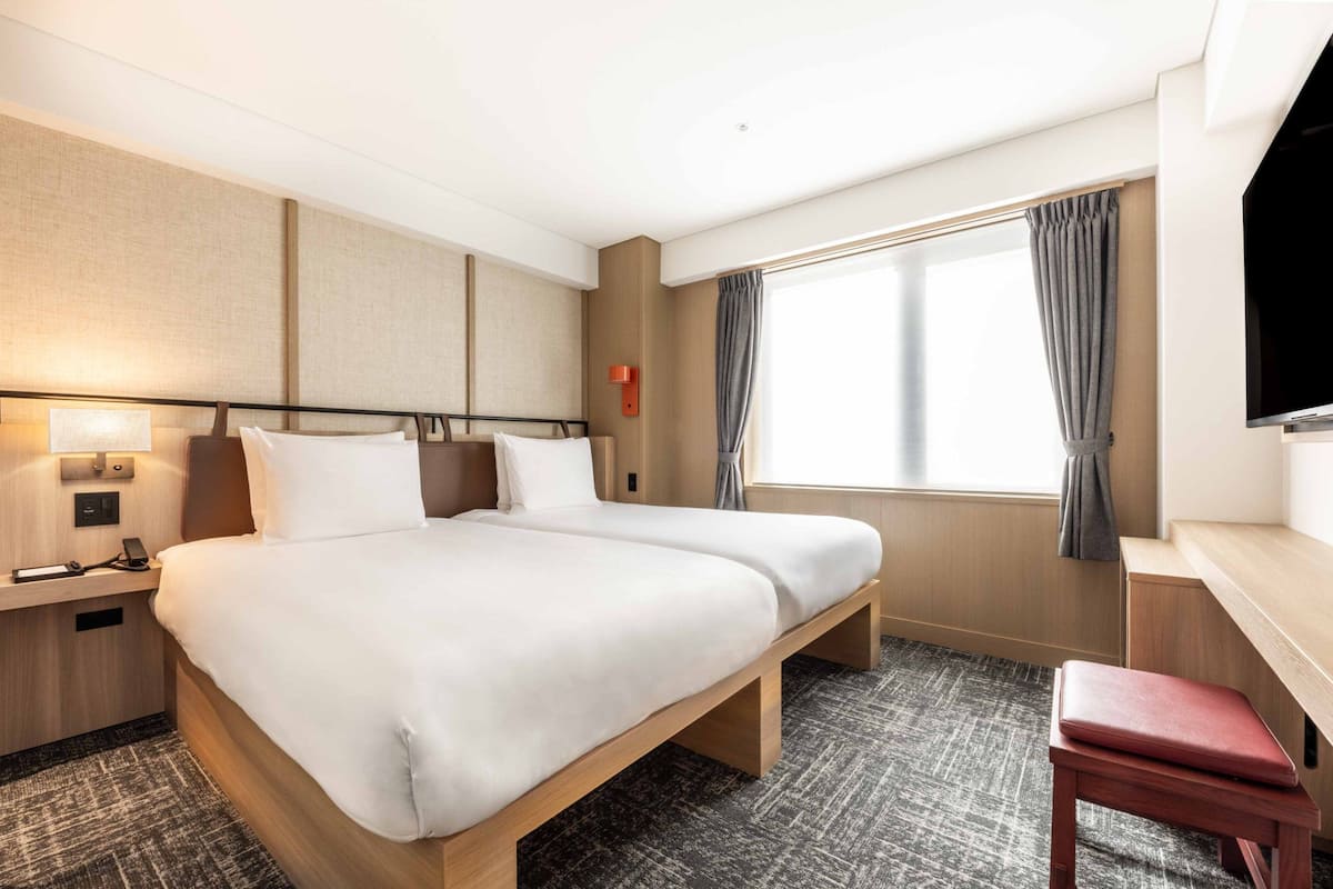 Superior-huone, 2 yhden hengen sänkyä | Tallelokero huoneessa, työpöytä