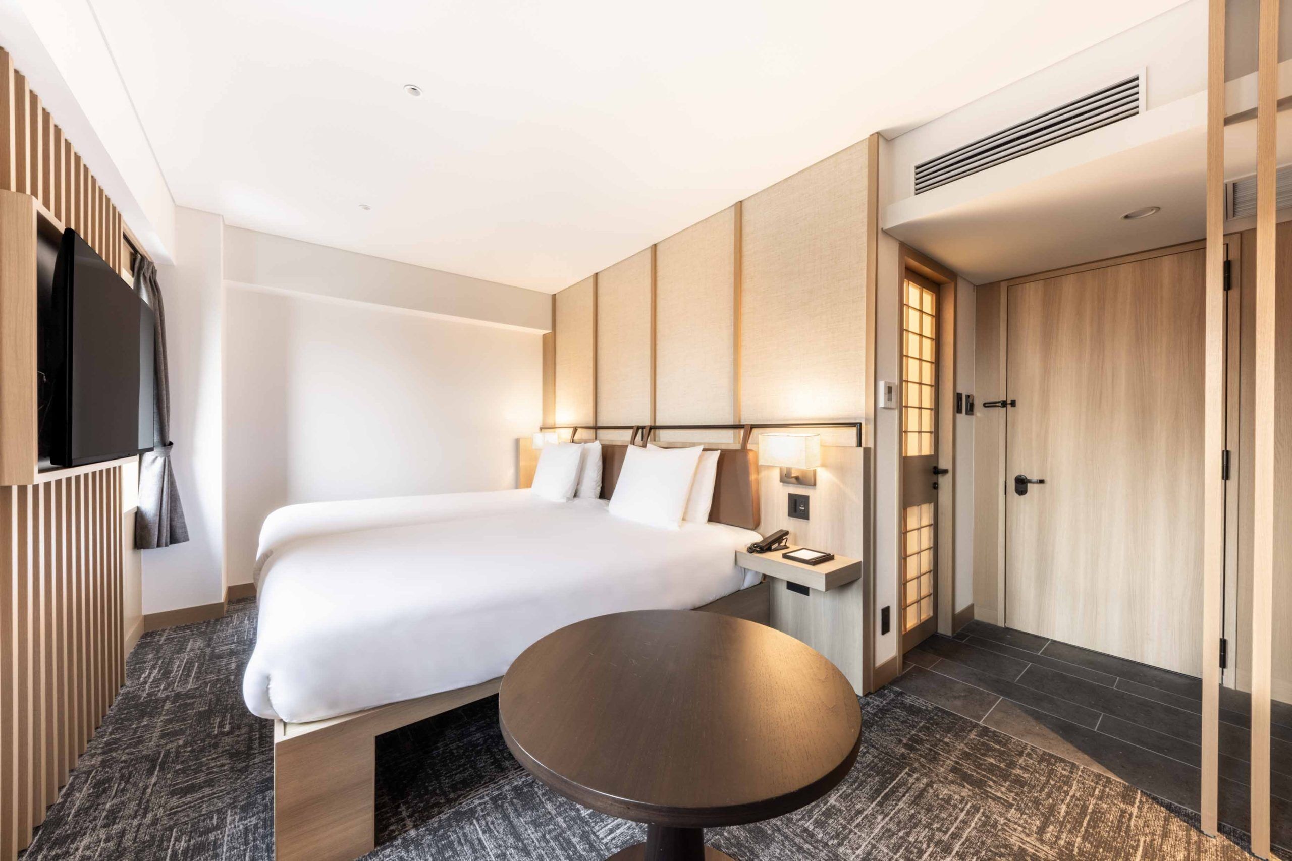 Värdeförvaringsskåp på rummet, skrivbord och arbetsyta för laptop