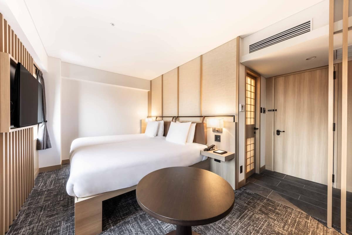 Värdeförvaringsskåp på rummet, skrivbord och arbetsyta för laptop