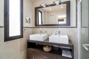 Dusj, hårføner og håndklær