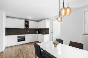 Fridge, oven, stovetop, dishwasher