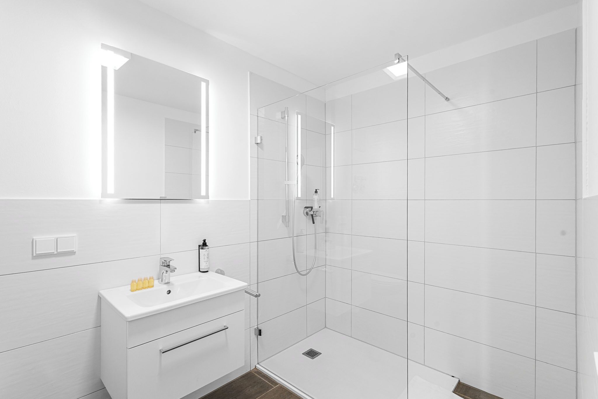 Dusche, Haartrockner, Handtücher, Seife