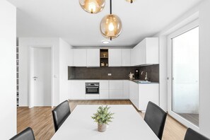 Fridge, oven, stovetop, dishwasher