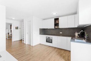 Kühlschrank, Ofen, Herdplatte, Geschirrspüler