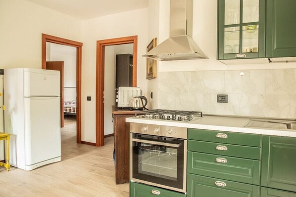 Fridge, microwave, oven, coffee/tea maker