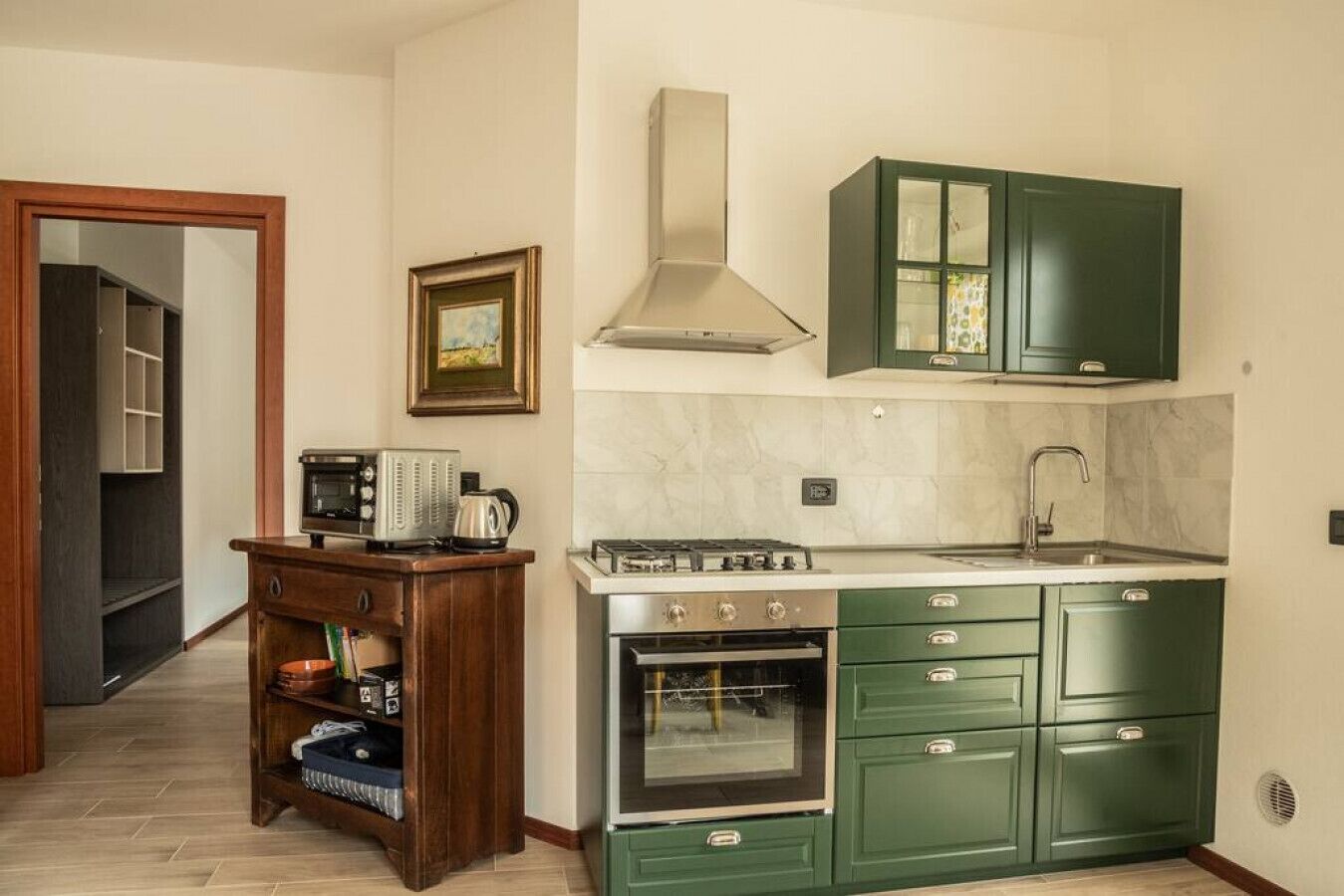 Kühlschrank, Mikrowelle, Ofen, Wasserkocher mit Kaffee-/Teezubehör