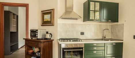 Fridge, microwave, oven, coffee/tea maker