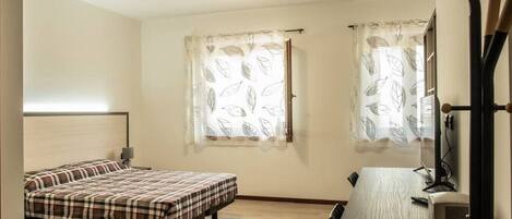 2 bedrooms, desk, WiFi, bed sheets