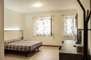 2 slaapkamers, een bureau, wifi, beddengoed