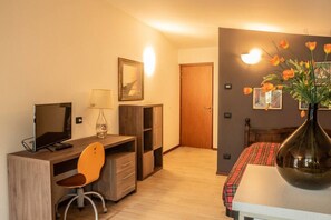 1 多间卧室、办公桌、WiFi、床单