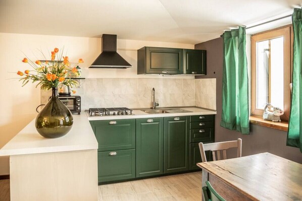 Fridge, microwave, oven, coffee/tea maker