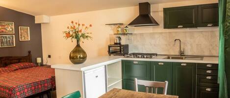 Réfrigérateur, micro-ondes, four, cafetiÚre/bouilloire