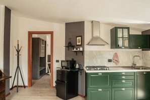 Fridge, oven, coffee/tea maker, cookware/dishes/utensils - Appartmento 2A - A 20 minuti da Ponte di Legno (Edolo)
