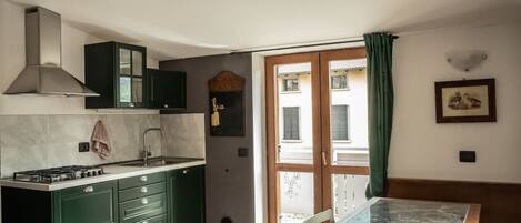 Kühlschrank, Ofen, Wasserkocher mit Kaffee-/Teezubehör