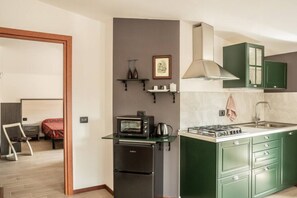 Kühlschrank, Ofen, Wasserkocher mit Kaffee-/Teezubehör