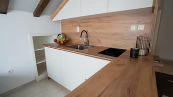 Apartamento design, 1 quarto, acesso à piscina, vista para o pátio | Cozinha privada | Frigobar, chaleira elétrica, talheres/pratos/utensílios de cozinha