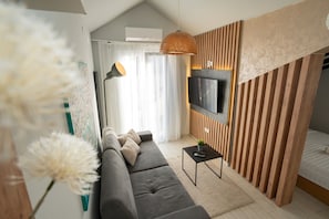 Superior Studio, 1 Queen Bed, Pool Access, Sea View | Individually decorated, individually furnished, free WiFi, bed sheets